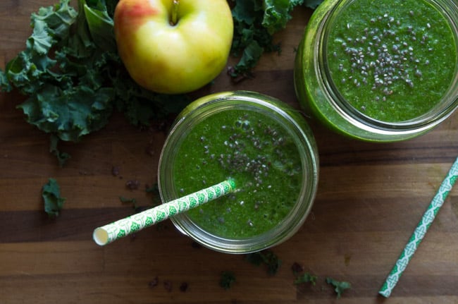 Kale Cacao Power Smoothie- easy green smoothie recipe packed with superfood ingredients and one you will LOVE! |thekitcheneer.com