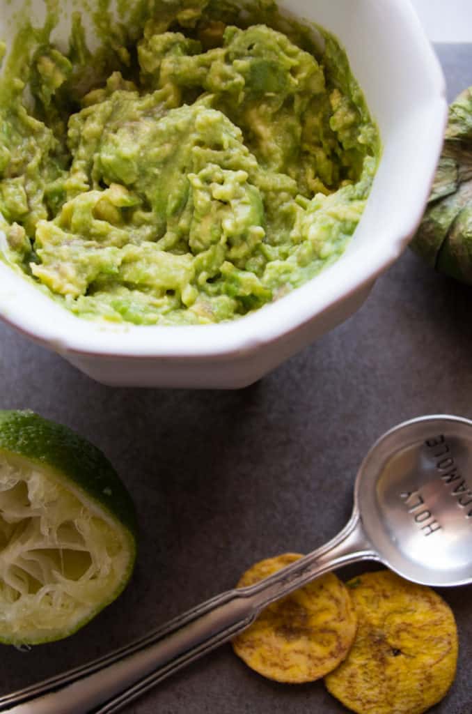 Slow Cooker Carnitas Burrito Bowl- carnitas that are slow roasted in a crock pot, piled on a bed of lettuce, salsa, topped with guacamole makes for the perfect healthy food bowl mealprep!