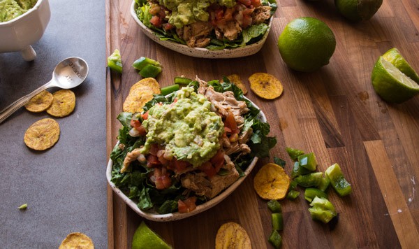 Slow Cooker Carnitas Burrito Bowl- carnitas that are slow roasted in a crock pot, piled on a bed of lettuce, salsa, topped with guacamole makes for the perfect healthy food bowl mealprep!