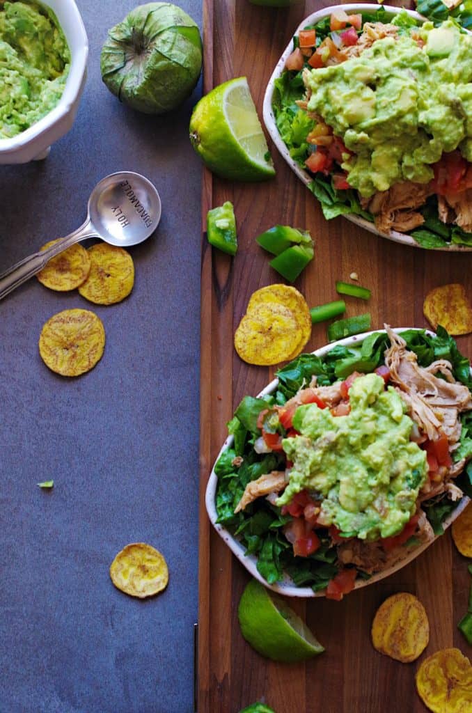 Slow Cooker Carnitas Burrito Bowl- carnitas that are slow roasted in a crock pot, piled on a bed of lettuce, salsa, topped with guacamole makes for the perfect healthy food bowl mealprep!