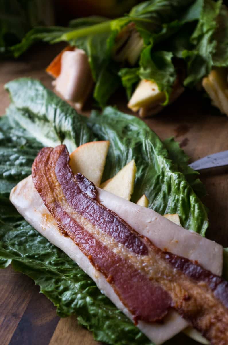 A great Whole30 cold lunch recipe that is perfect for your weekly meal prep! Packed with protein and and crisp crunchy apples. One of my favorite lunch options EVER!|thekitcheneer.com