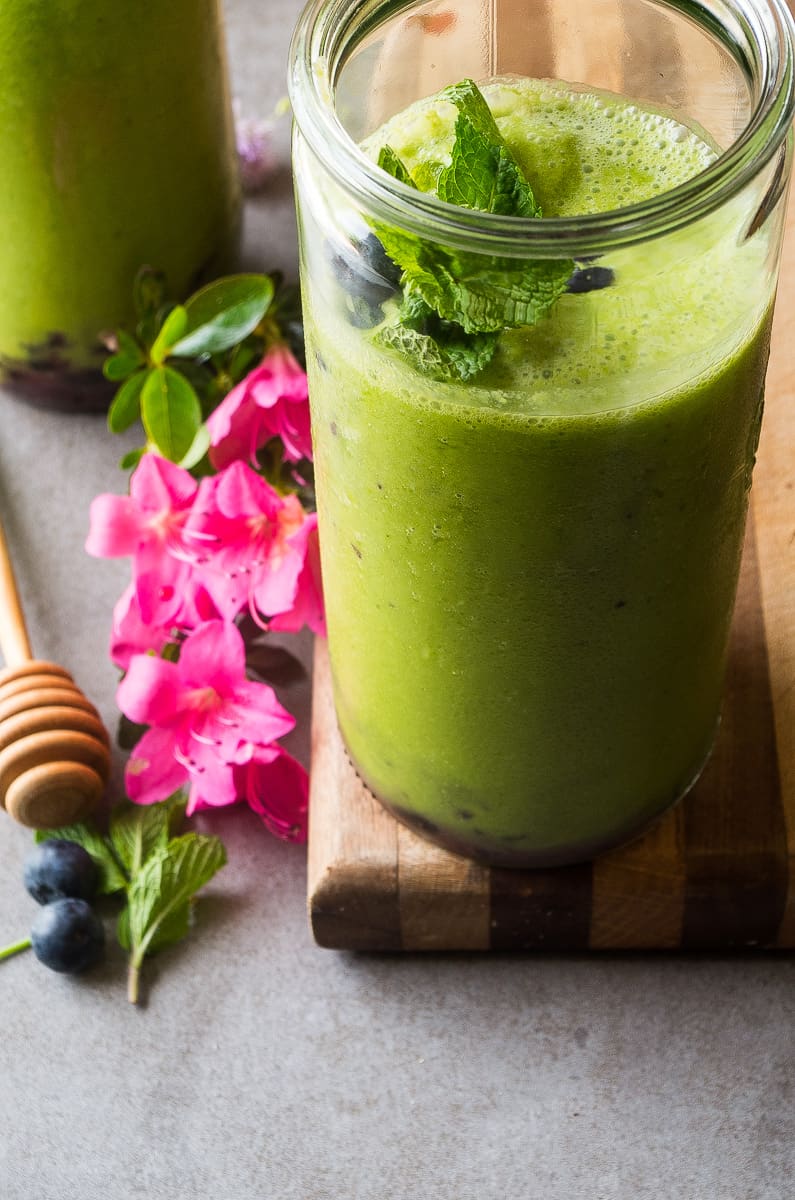Blueberry Turmeric Bombhell Smoothie- this green superfood smoothie recipe is bursting with summer produce and a blueberry boost layer at the bottom. Perfect to serve this Mother's Day!|thekitcheneer.comummer