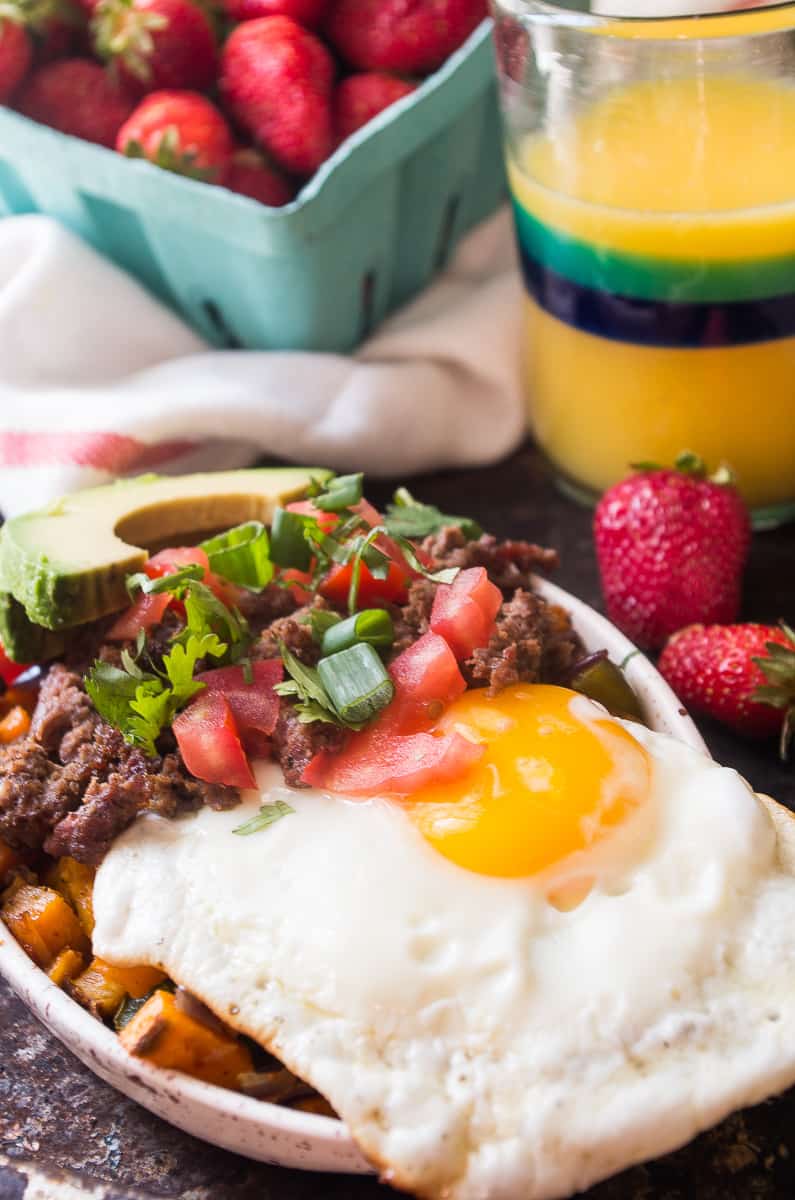 Paleo Breakfast Burrito Bowl- the perfect cinco de mayo breakfast recipe made in under 30 minutes!|thekitcheneer.com