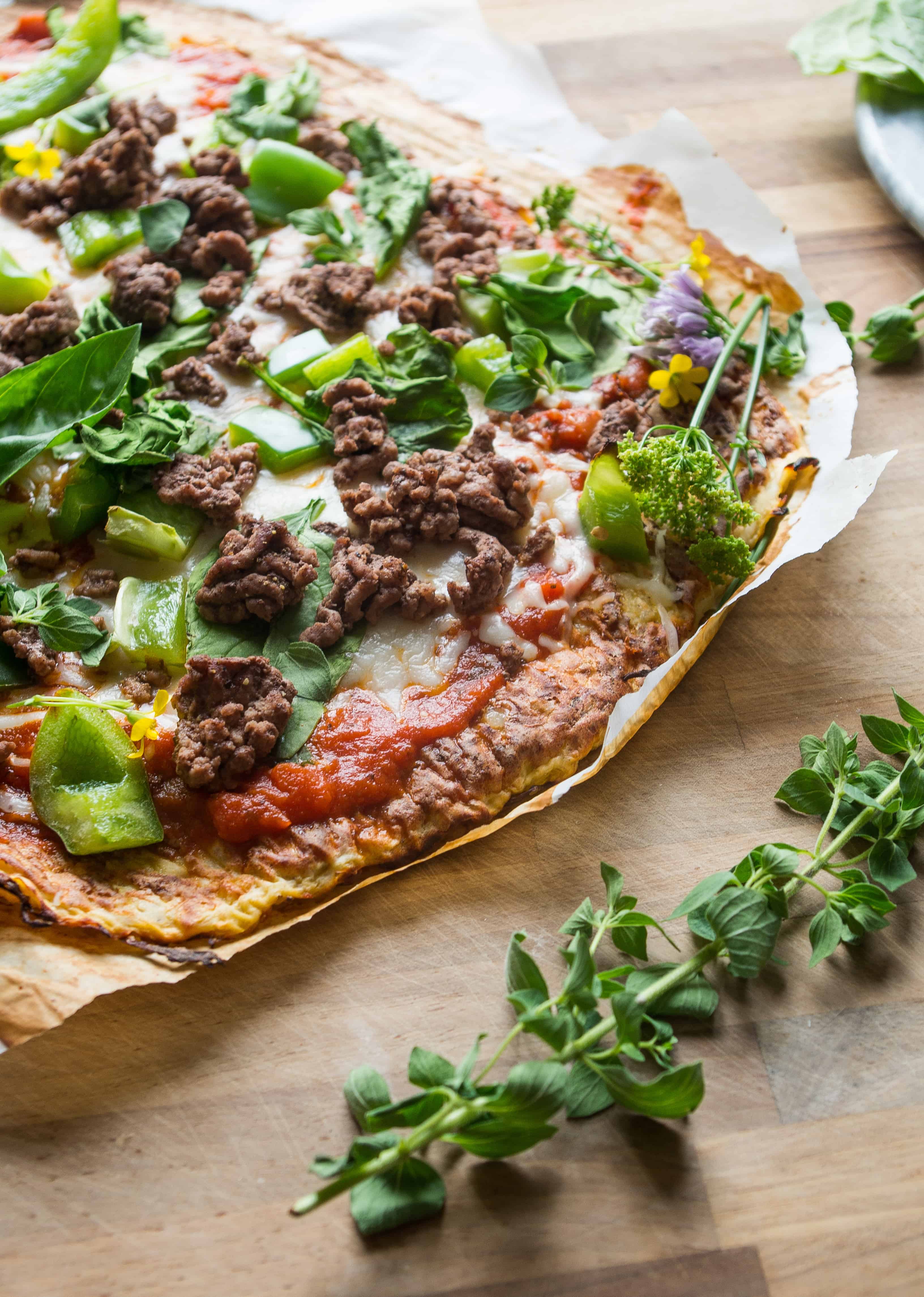 Spaghetti Squash Crust Pizza-perfect healthy low carb pizza night in less than 45 minutes! |thekitcheneer.com