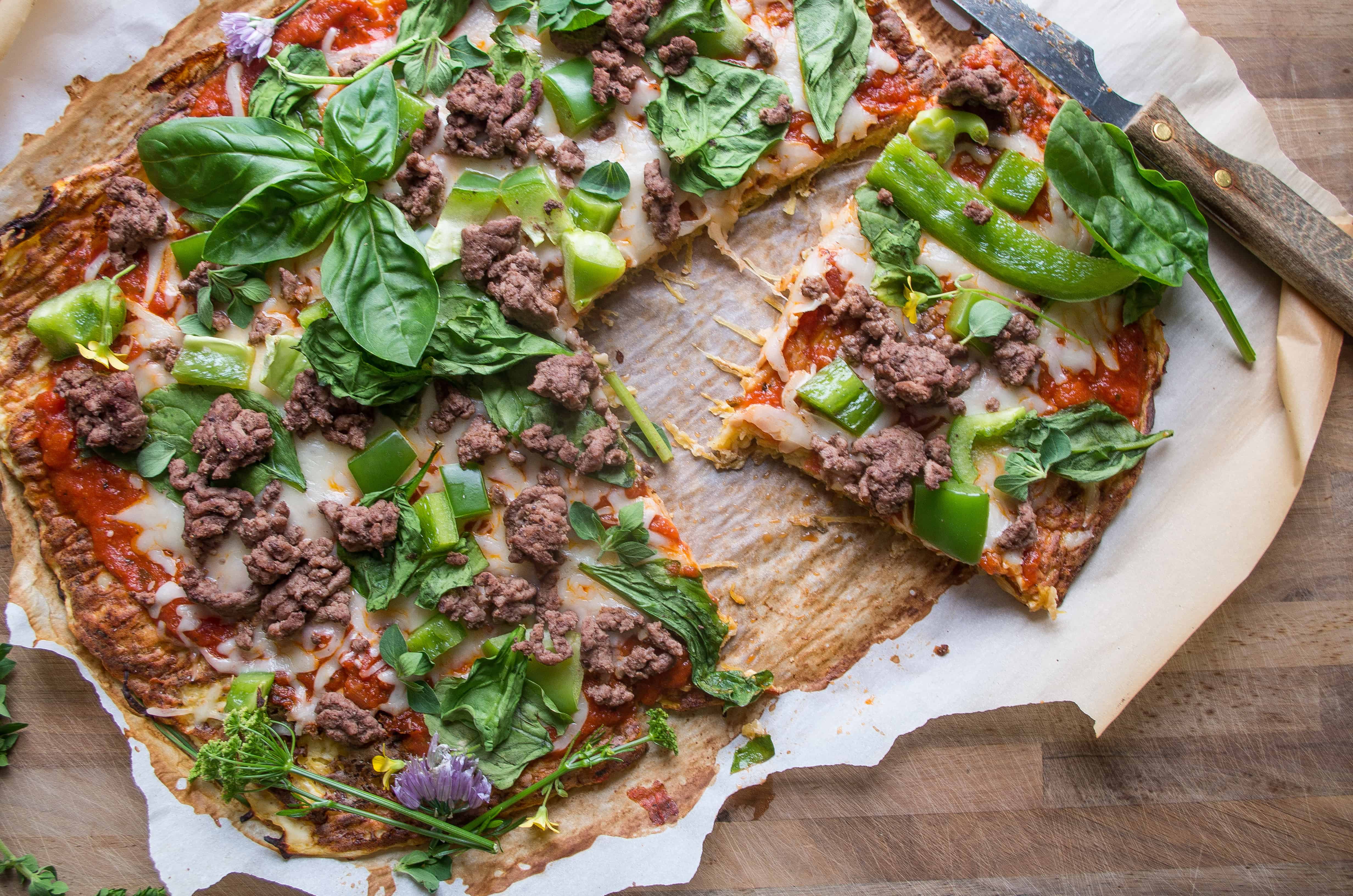 Spaghetti Squash Crust Pizza-perfect healthy low carb pizza night in less than 45 minutes! |thekitcheneer.com