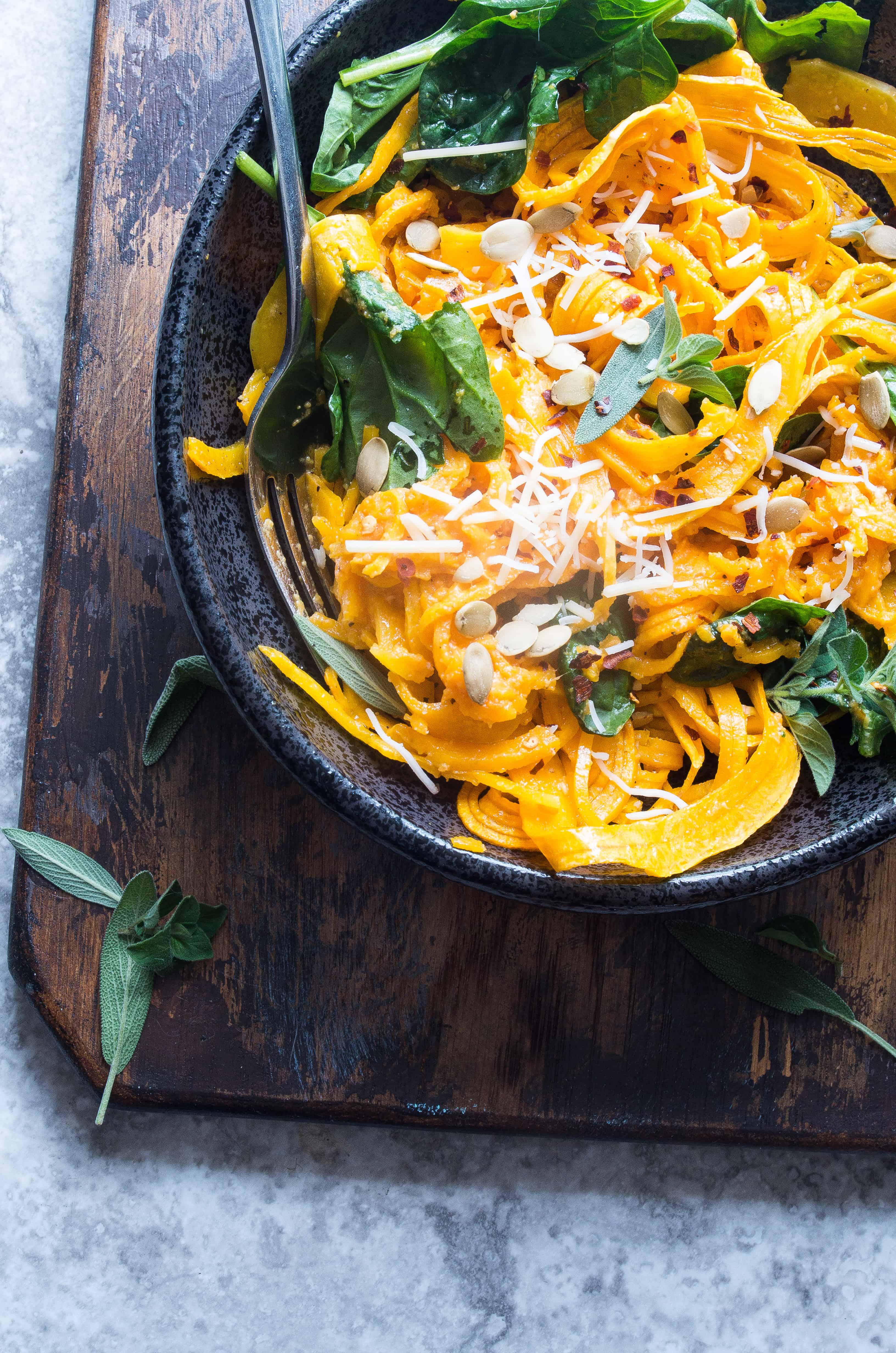 Pumpkin Lovers Cheesy Veggie Noodles- Simple low carb fall vegetarian recipe with noodles made from butternut squash is the perfect 30 minute meatless dinner! |thekitcheneer.com