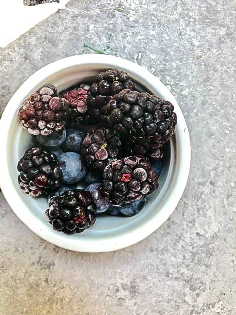 This super fun and summery way to get all your nutrients all at once. This Superfood Mermaid Smoothie Bowl has turned into one of my new favorites to cool off as my post-workout meal. Made with blue green algae powder (Spirulina), bananas, chia seeds, collagen protein, blueberries, and topped with even more superfood toppings its pretty much summer in a bowl.