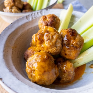 Whole30 Air Fryer Buffalo Chicken Meatballs|thekitcheneer.com