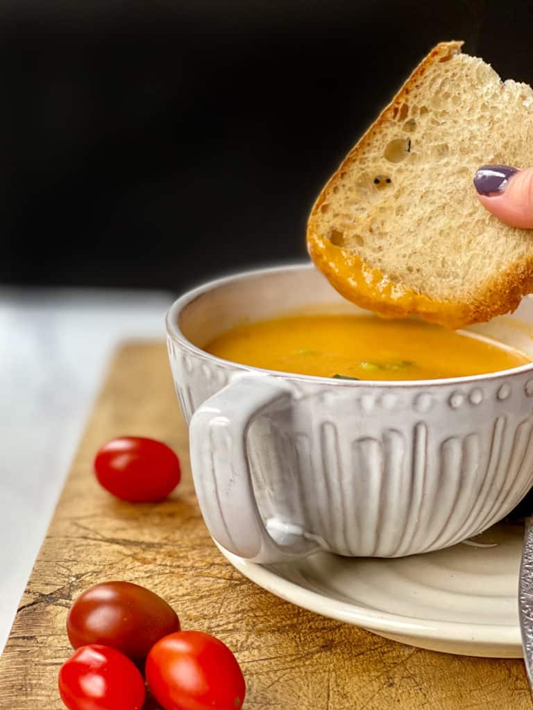 Roasted Garlic Tomato Soup|the kitcheneer.com