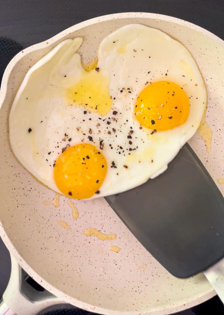 The Only Type Of Spatula You Should Use To Flip Fried Eggs